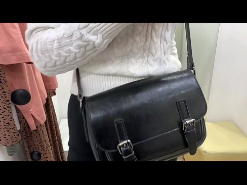 ❤️ 試着室でディルドを使った若い雌犬フェラルベリーの公開オナニー ☑ セックスビデオ ❌️